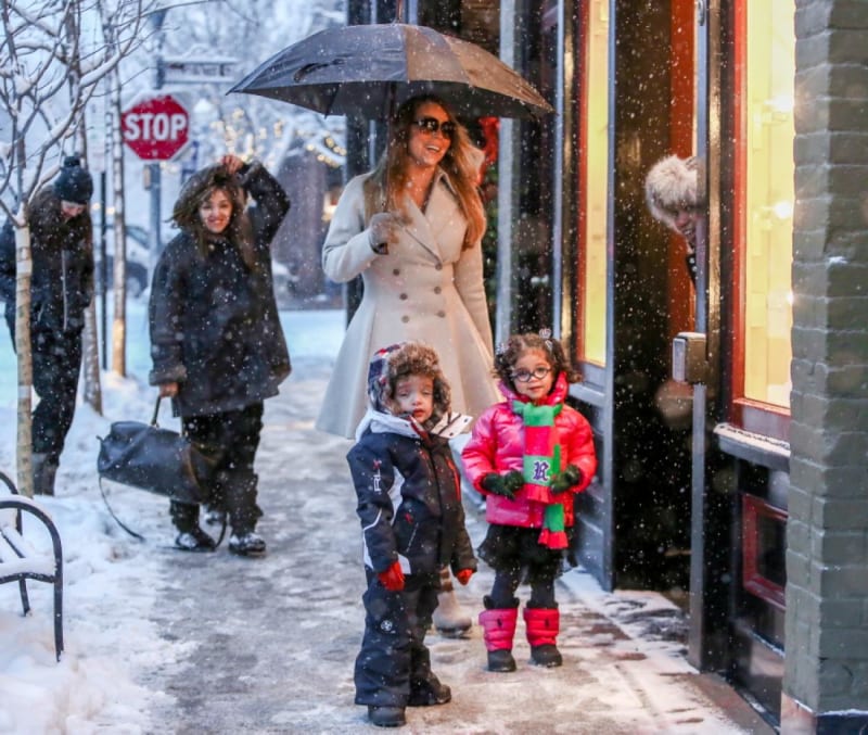Zpěvačka Mariah Carey se vydala na procházku po Aspenu se svými dvojčaty Monroe a Moroccanem