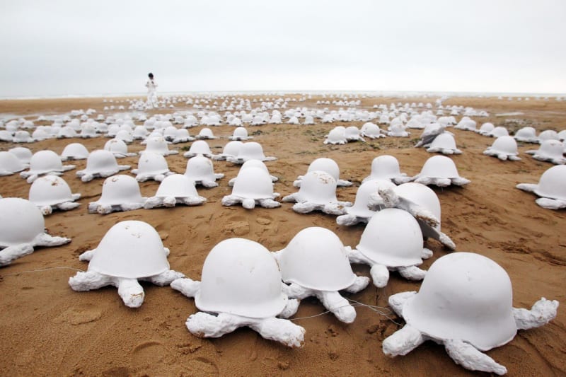 1 000 odlitků ruských, německých a amerických bojových přileb z druhé světové války, které zároveň představují želvy, vytvořil francouzský umělec Rachid Khimoune, aby odsoudil globální násilí