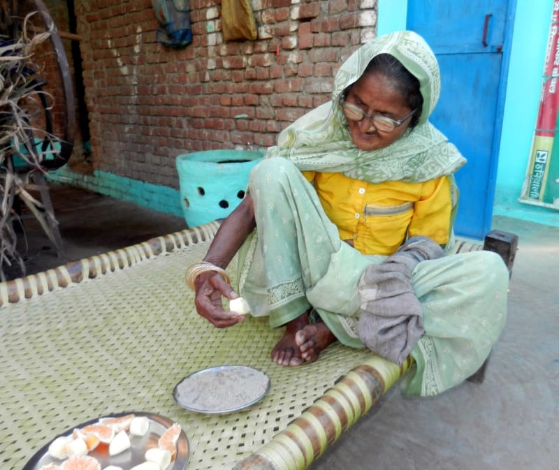 Žena z Indie dokáže denně sníst až kilogram písku - Obrázek 6