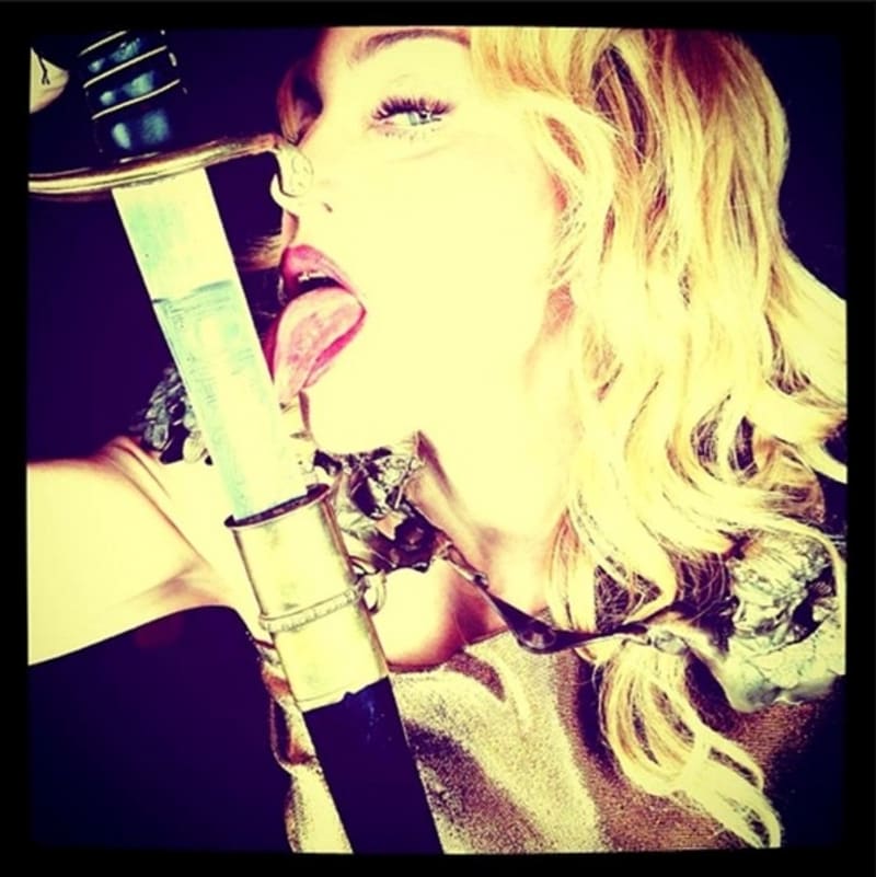 Zpěvačka Madonna zkouší, jestli má opravdu jazyk ostrý jak břitva