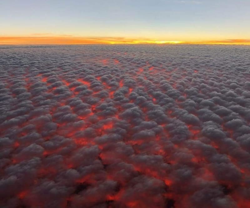 Západ slunce z pohledu nad mraky, který vypadá jako magma