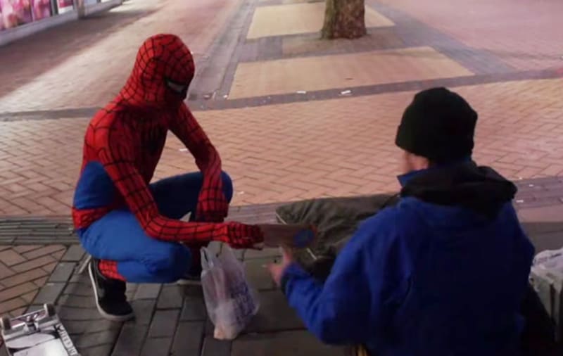 Spiderman rozdává bezdomovcům jídlo