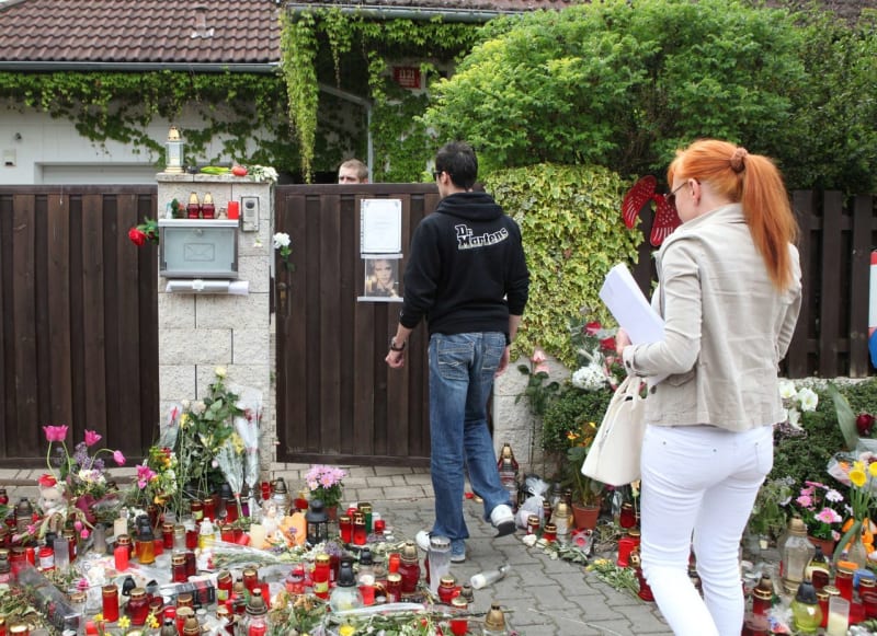 Vyšetřovatelé si jdou do domu v Uhříněvsi pro důkazy