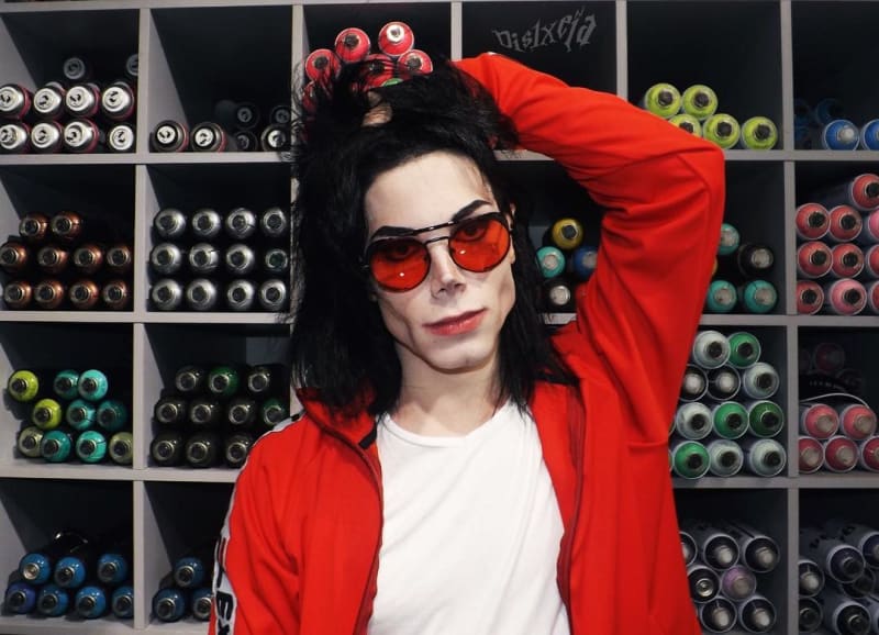 Týpek zaplatil sta tisíce, aby vypadal jako Michael Jackson 7