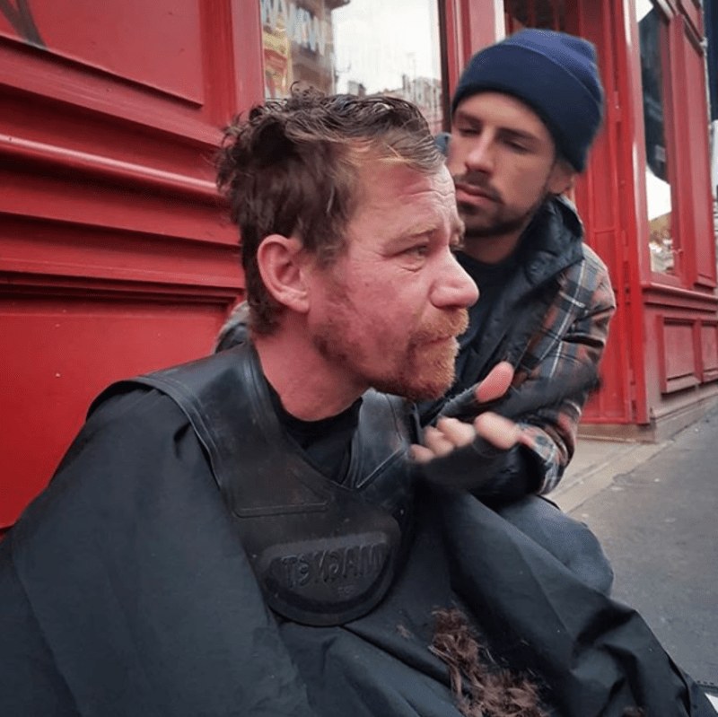 Kadeřník zadarmo stříhá bezdomovce na ulici 14