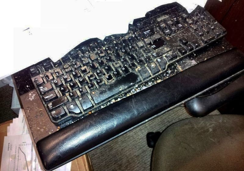 Když se váš kolega neumí starat o klávesnici.