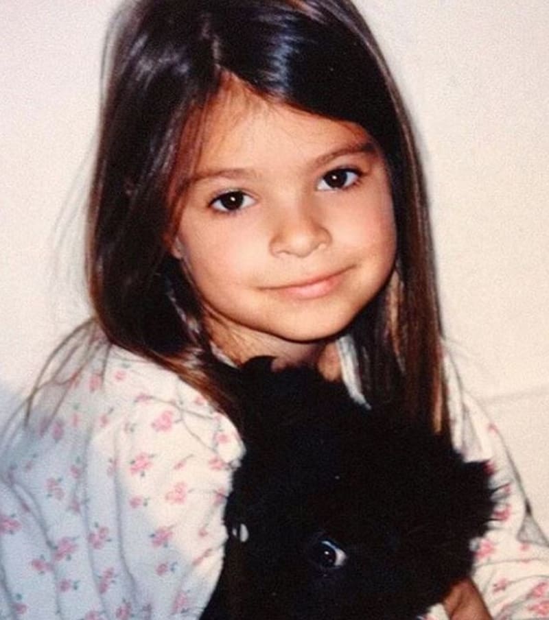 V dětství přitom byla touto roztomilou holčičkou, která milovala pejsky!