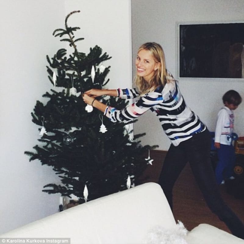 Top-modelka Karolina Kurková zdobila stromeček v domě svých rodičů
