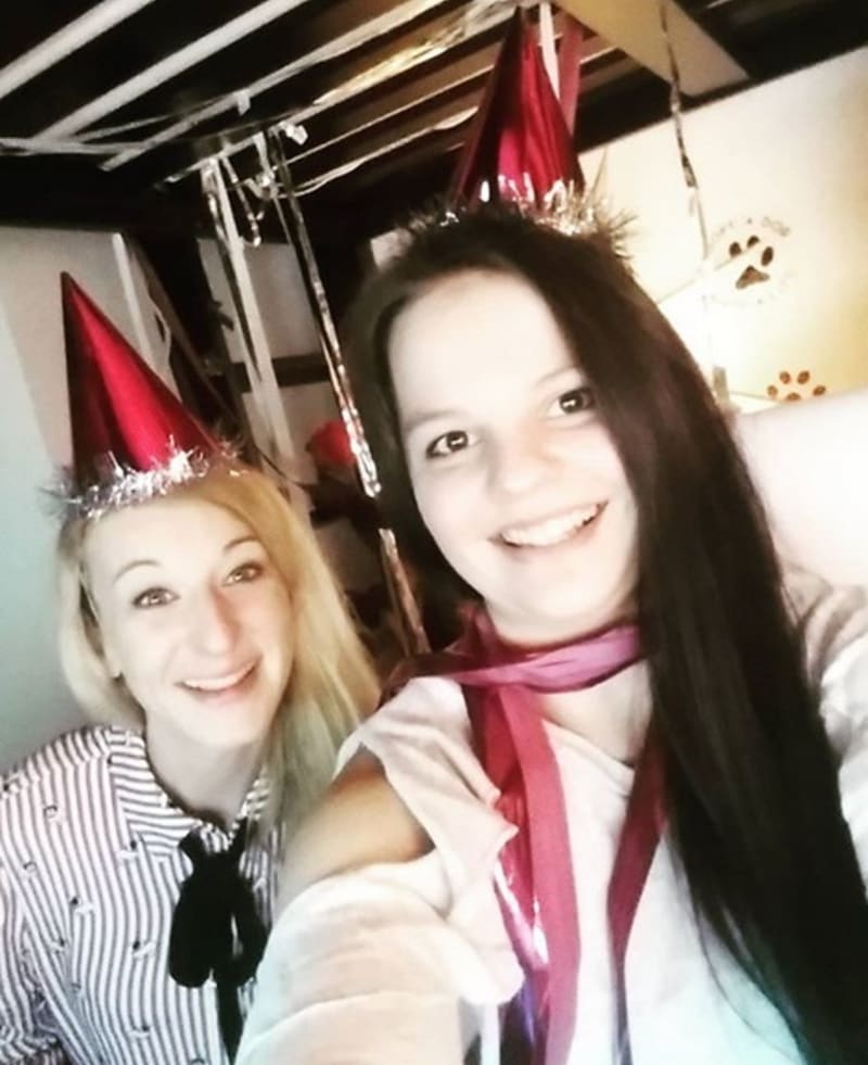 Youtuberka Sára Holanová na narozeninové fotce.