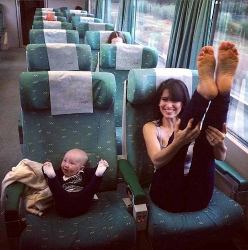 Hilaria si klidně zacvičí i ve vlaku a malá Carmen se ráda přidá...