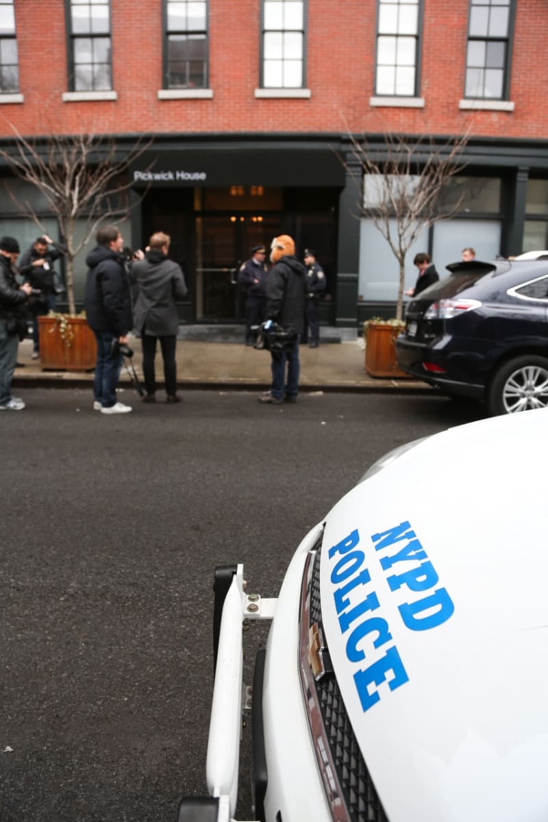 Policie hlídá u dveří domu, kde herec Philip Seymour Hoffman zemřel na údajné předávkování drogami 2