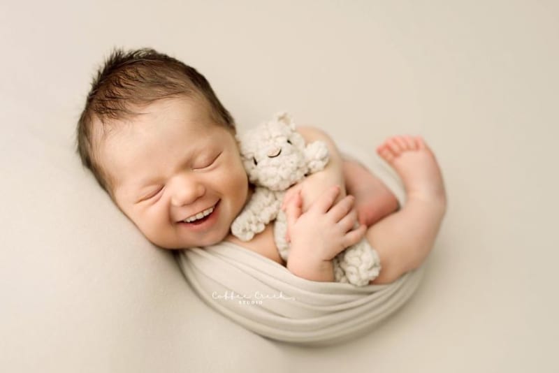 Fotografka pomocí aplikace přidala novorozencům zuby 2