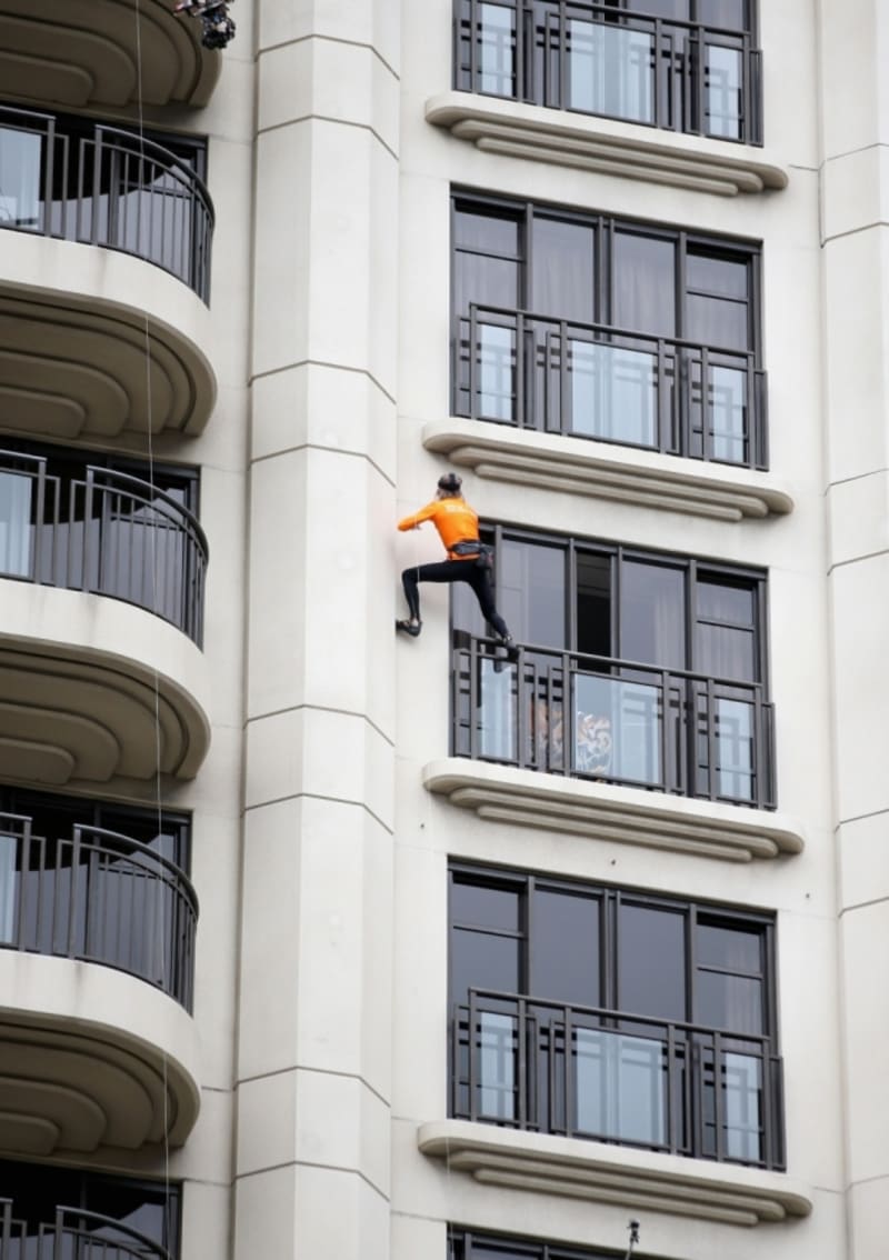 Spider-Man znovu zasahuje. Bez jištění pokořil výškovou budovu v Aucklandu