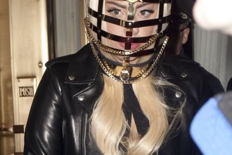 Lady Gaga ve slušivé masce