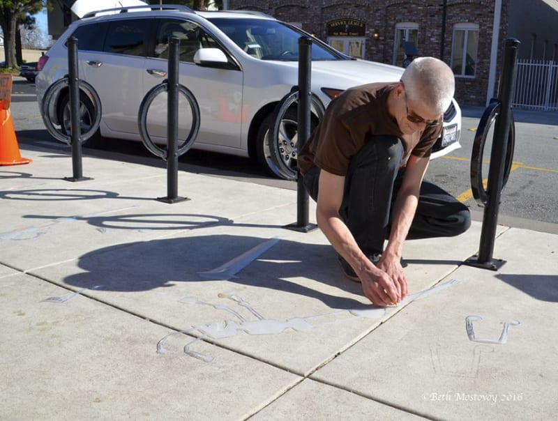 Pouliční umělec kreslí falešné stíny