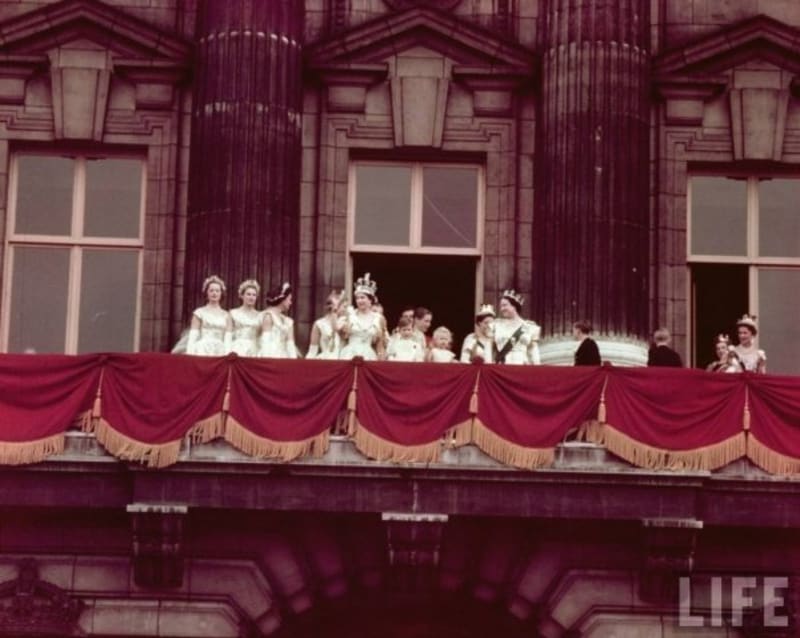 Mladá královna tradičně zdraví z balkónu Buckinghamského paláce své poddané.