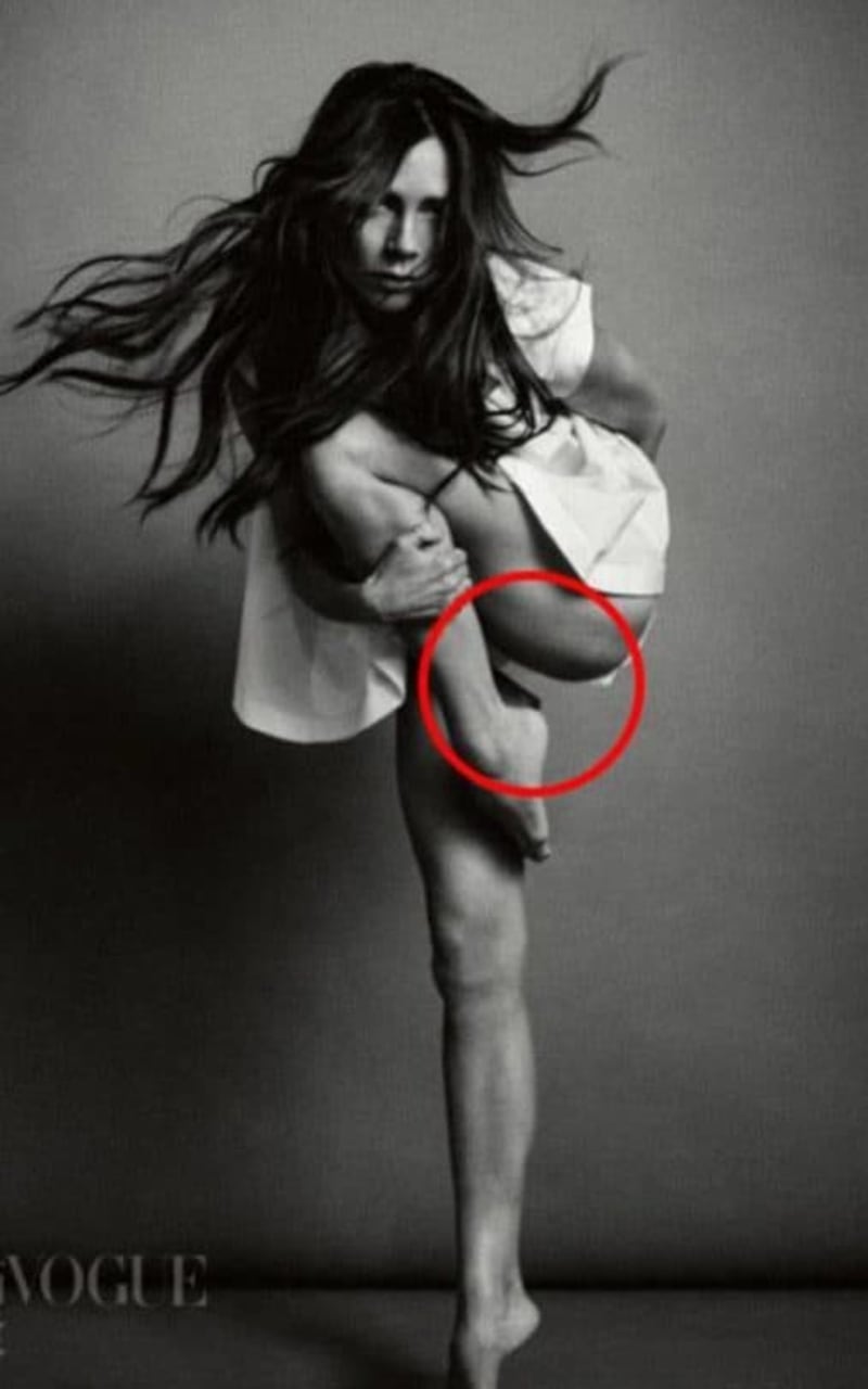 Když Victorii Beckham fotili pro čínský Vogue, amputovali ji nešťastně kus stehna. Editor pak čtenáře přesvědčoval, že se jedná jen o optickou iluzi.