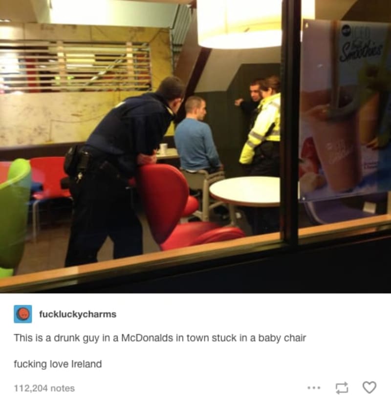 Jak přesdvěčit policisty, že nejste opilý? No jedině tak, že si sednete na dětskou židličku.