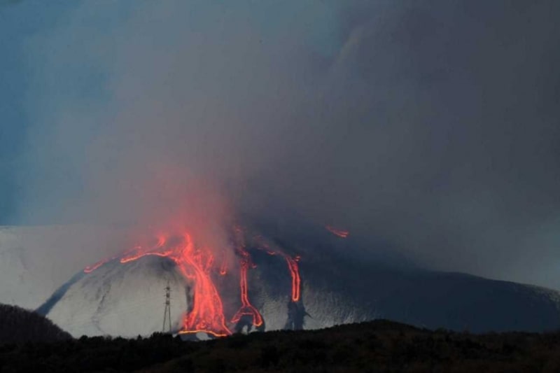 Etna je opět vzhůru. Chrlí popel a lávu