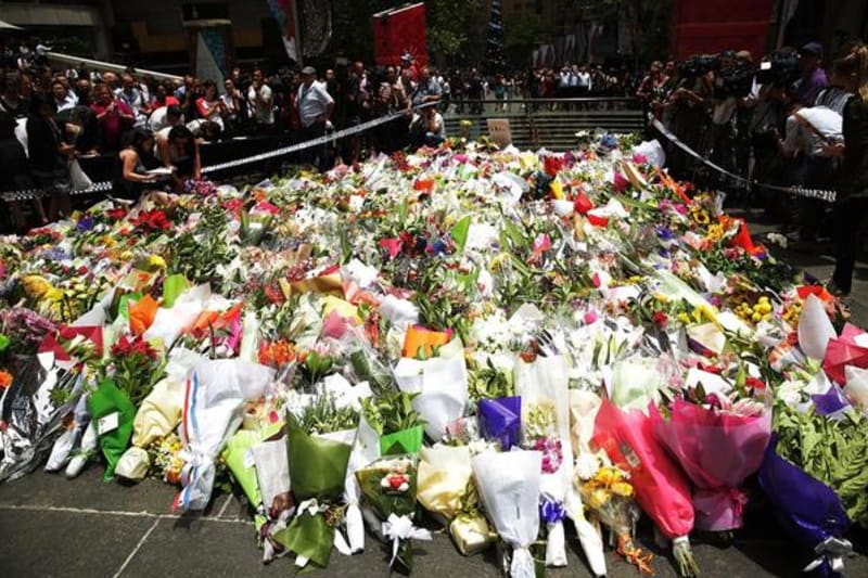V Sydney nosí lidé květiny na místo tragédie... - Obrázek 9