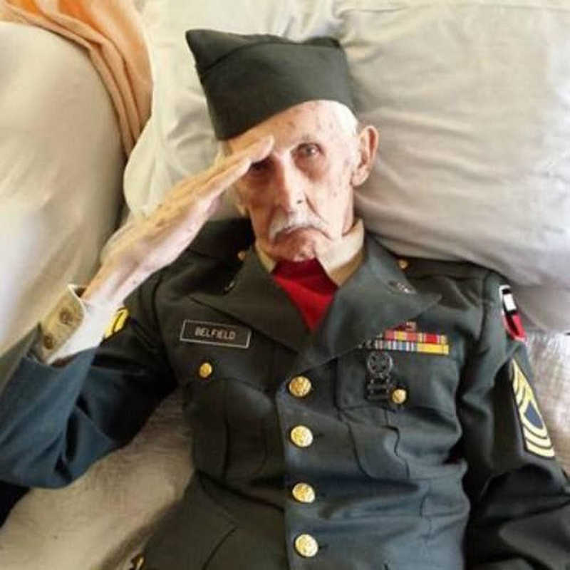 Poslední fotka válečného veterána z 2. světové války Justuse Belfielda den před jeho smrtí. Bylo mu 98 let.