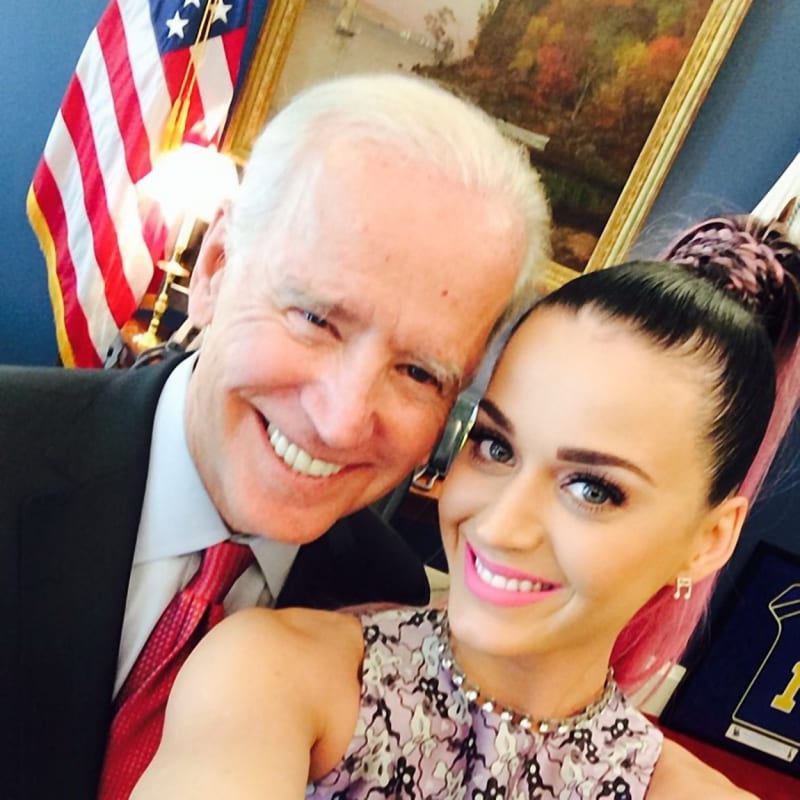 Na první pohled nenápadné selfíčko, které v Americe lámalo rekordy. Katy Perry se vyfotila s viceprezidentem USA Joe Bidenem.