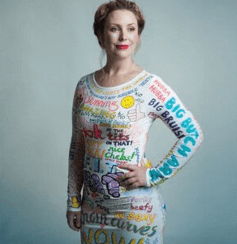 Jojo Oldham vytvořila šaty na základě komentářů ke svému tělu - Obrázek 1