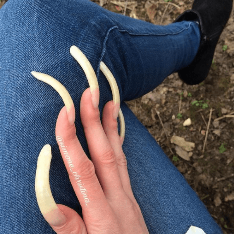 Holka s extrémně dlouhými nehty 5