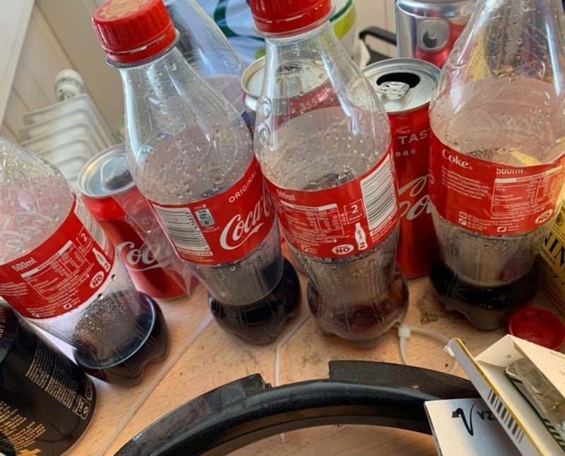 Když váš spolubydlící nedokáže dopít jedinou láhev Coca-Coly!
