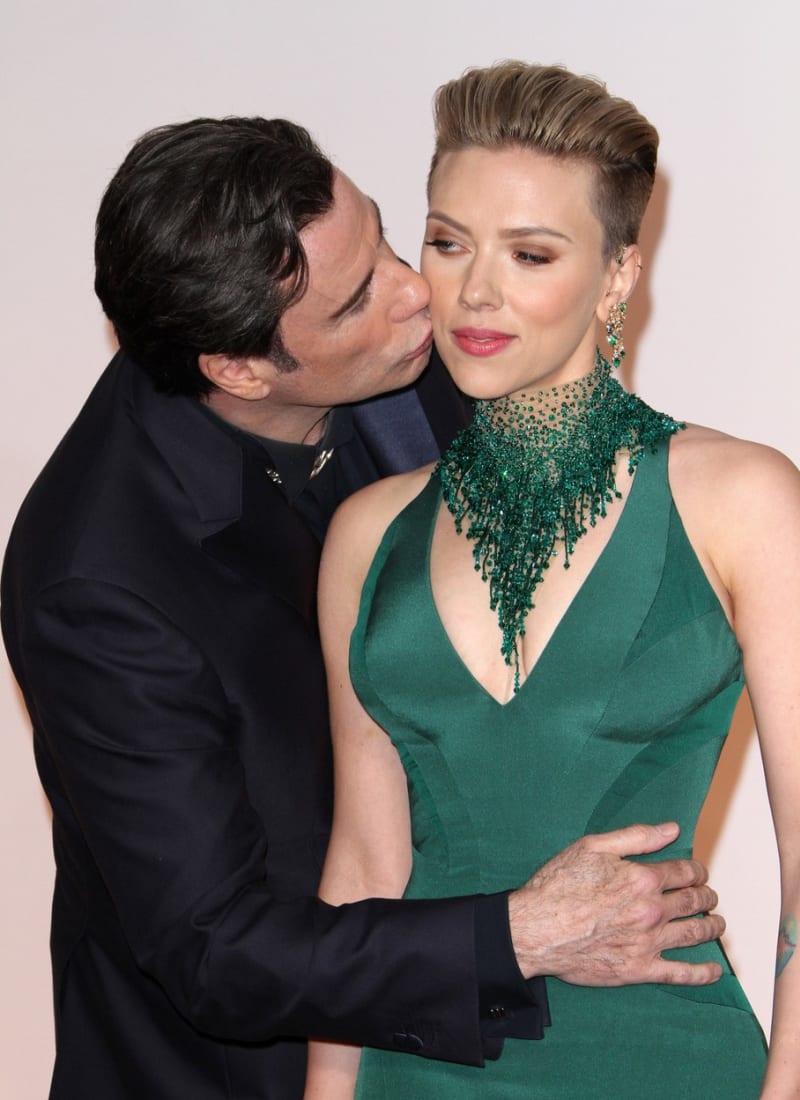 Scarlett Johansson dostala trochu sterilní pusu od kolegy Johna Travolty