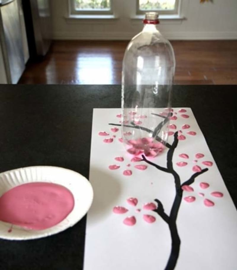 Tvoříte rádi? I během malování můžete využít plastové lahve.