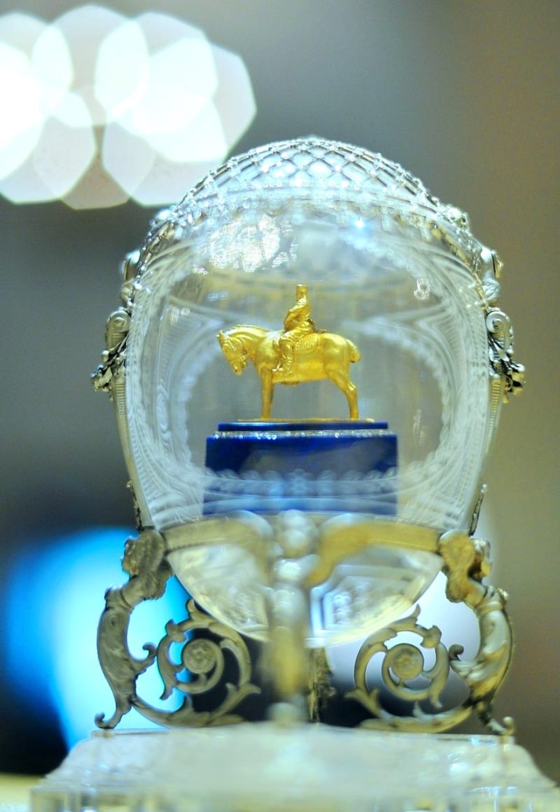 Fabergého vejce uvnitř se socha Alexandra III. (1910)
