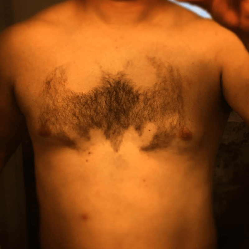 Muži si holí chlupy na těle do nejrůznějších tvarů 14