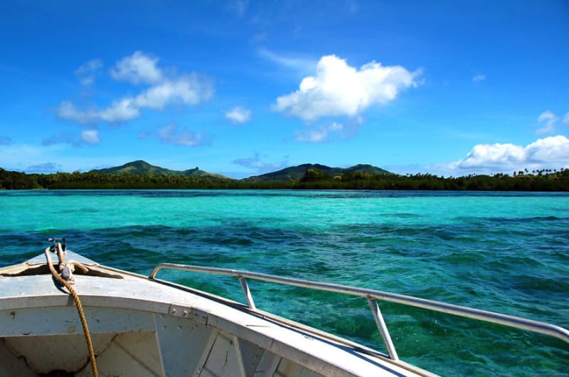 Ohromující blankytně modrá barva moře na Fidži