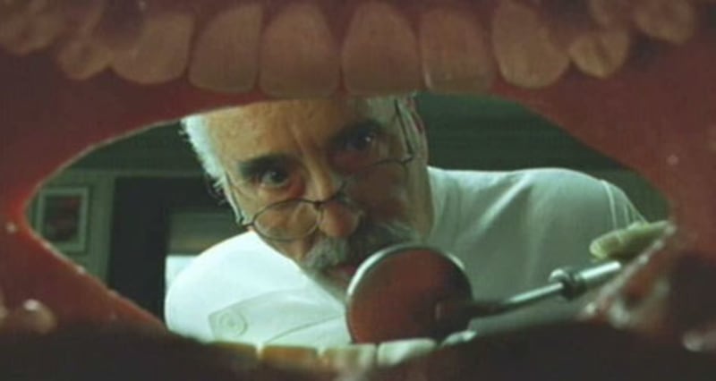 V Burtonovu Karlíkovi si zahrál pedantského zubaře