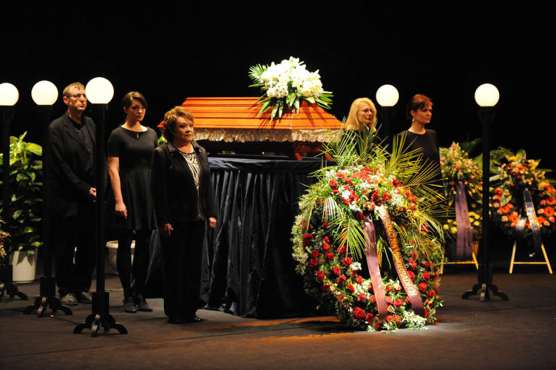Poslední rozloučení s hercem Otakarem Brouskem, který zemřel 14. března ve věku 89 let, se konalo 19. března v pražském Divadle na Vinohradech a pokračovalo ve strašnickém krematoriu smutečním obřadem.