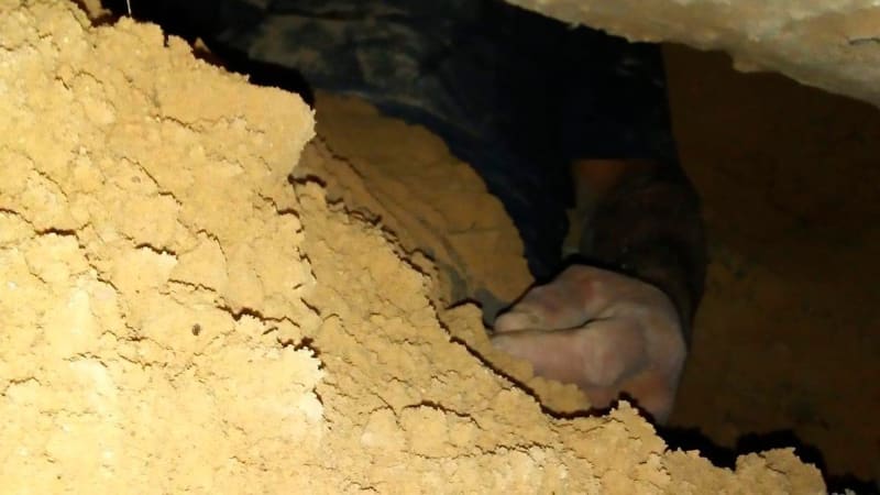 Týpek špehoval svoji ex postaveným tunelem