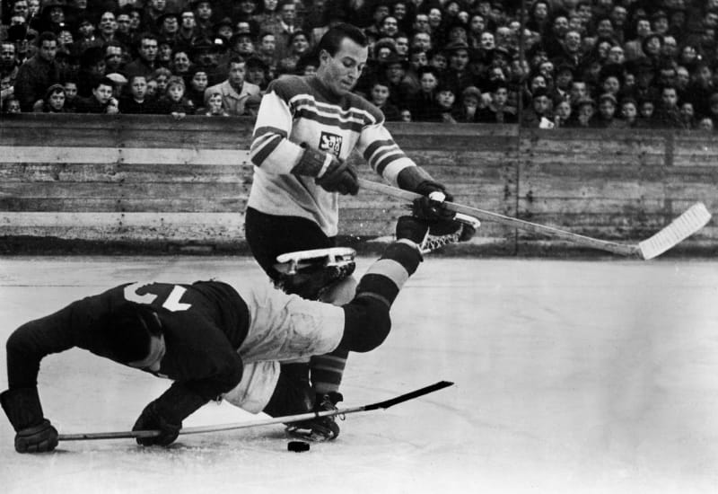 Jeden z šampionů ze 40. let, Stanislav Konopásek, hrál ještě v bezkontaktní éře hokeje.