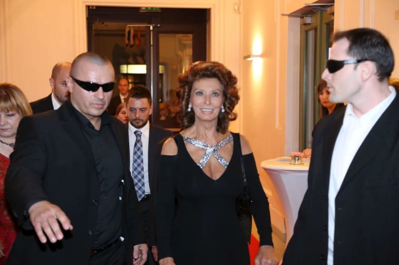 Sophia Loren přichází do Hudebního divadla Karlín, kde se galavečer konal