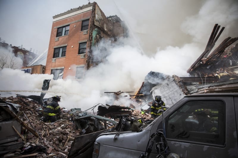 V newyorském Harlemu se zřítily dva domy. Zavinila to exploze způsobená únikem plynu. Havárie si vyžádala nejméně šest mrtvých a 60 zraněných. Několik osob se stále pohřešuje.