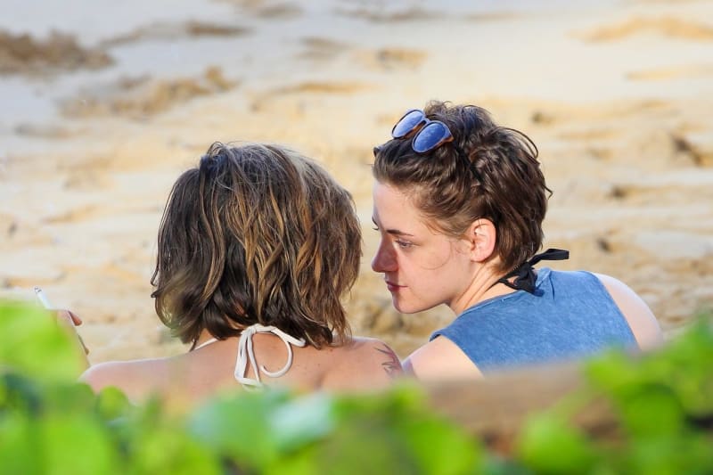 Kristen Stewart s nejlepší kamarádkou na pláži - Obrázek 3