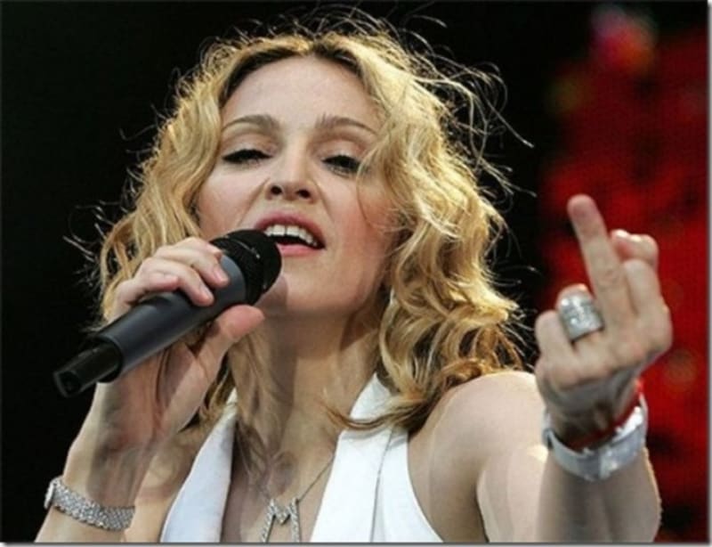 Zpěvačka Madonna a její fuck off