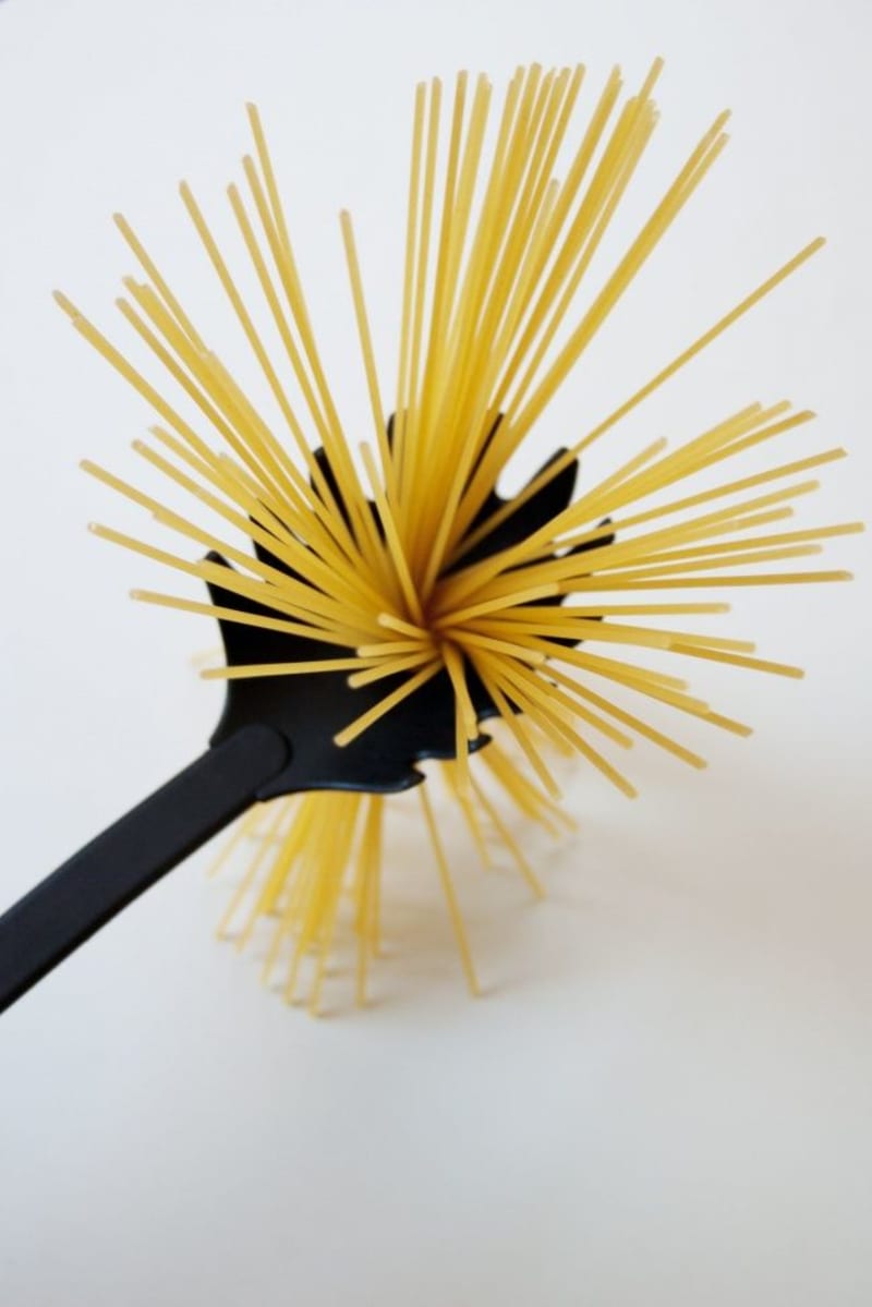 Díra ve lžíci na špagety může sloužit k tomu, aby si kuchař zhruba odvodil množství jedné porce těstovin.