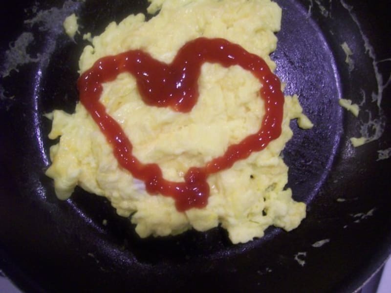 Tak tahle vajíčka někdo vařil s láskou... Ke kečupu...