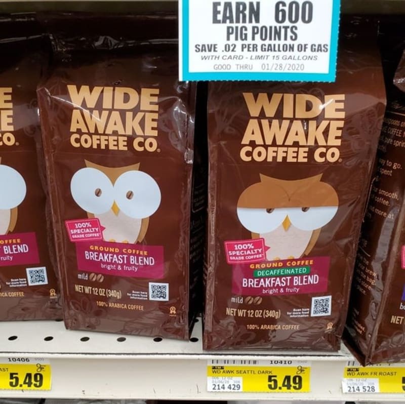 Sova na obalu bezkofeinové kávy napůl spí