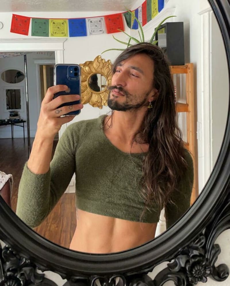 Sexy muži s dlouhými vlasy.