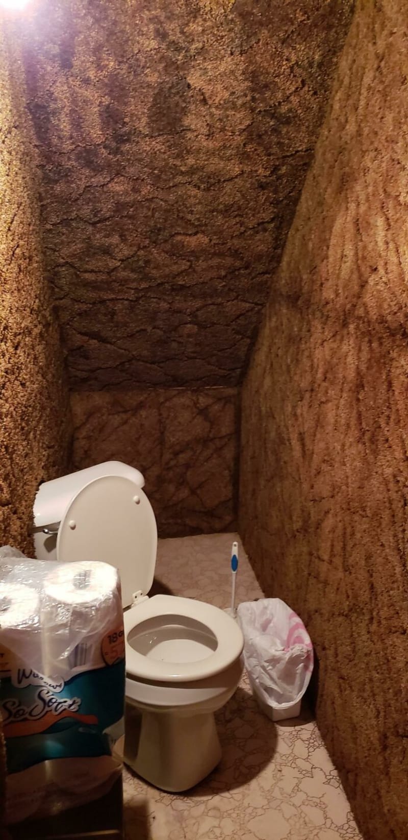To je toaleta nebo jeskyně?