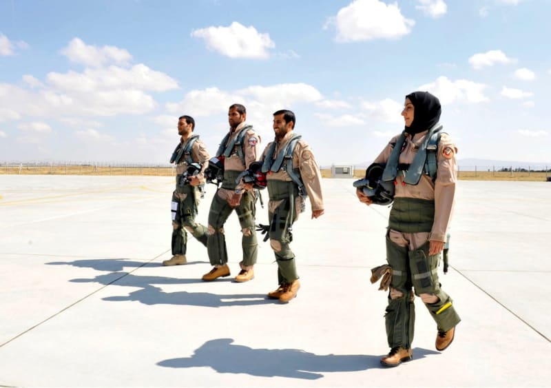 Majorka Mariam Mansúri na své letecké základně v Abú Dhabí.