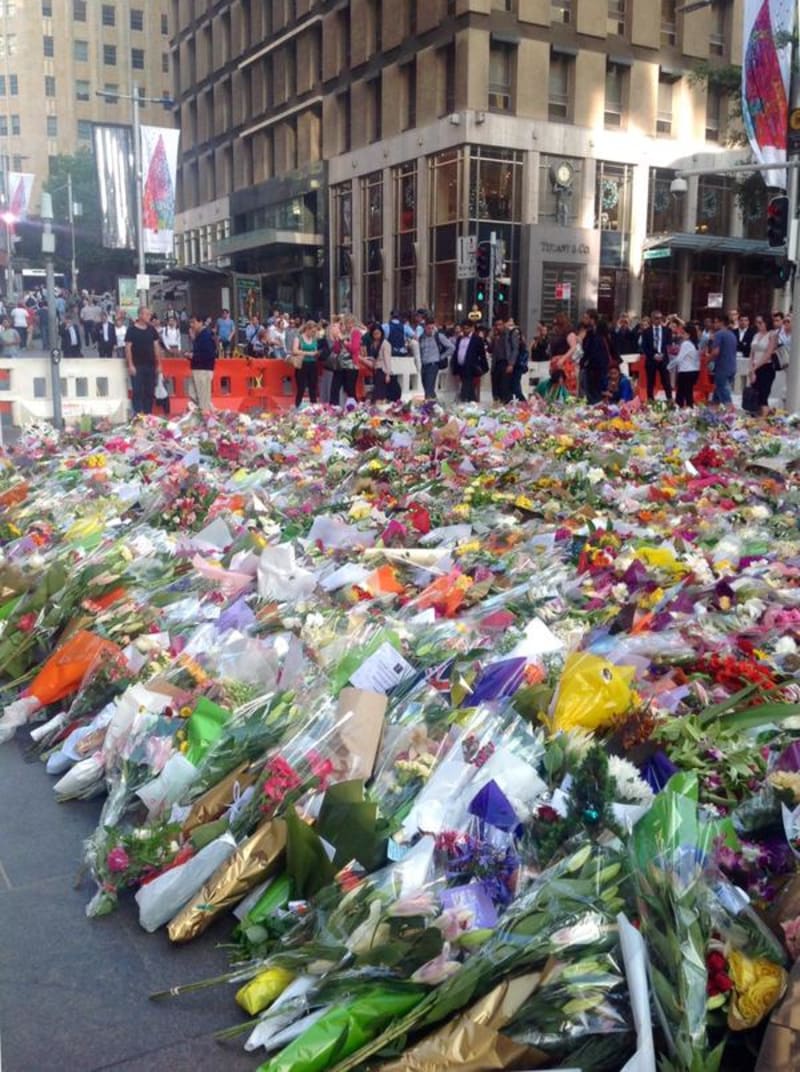 V Sydney nosí lidé květiny na místo tragédie... - Obrázek 8