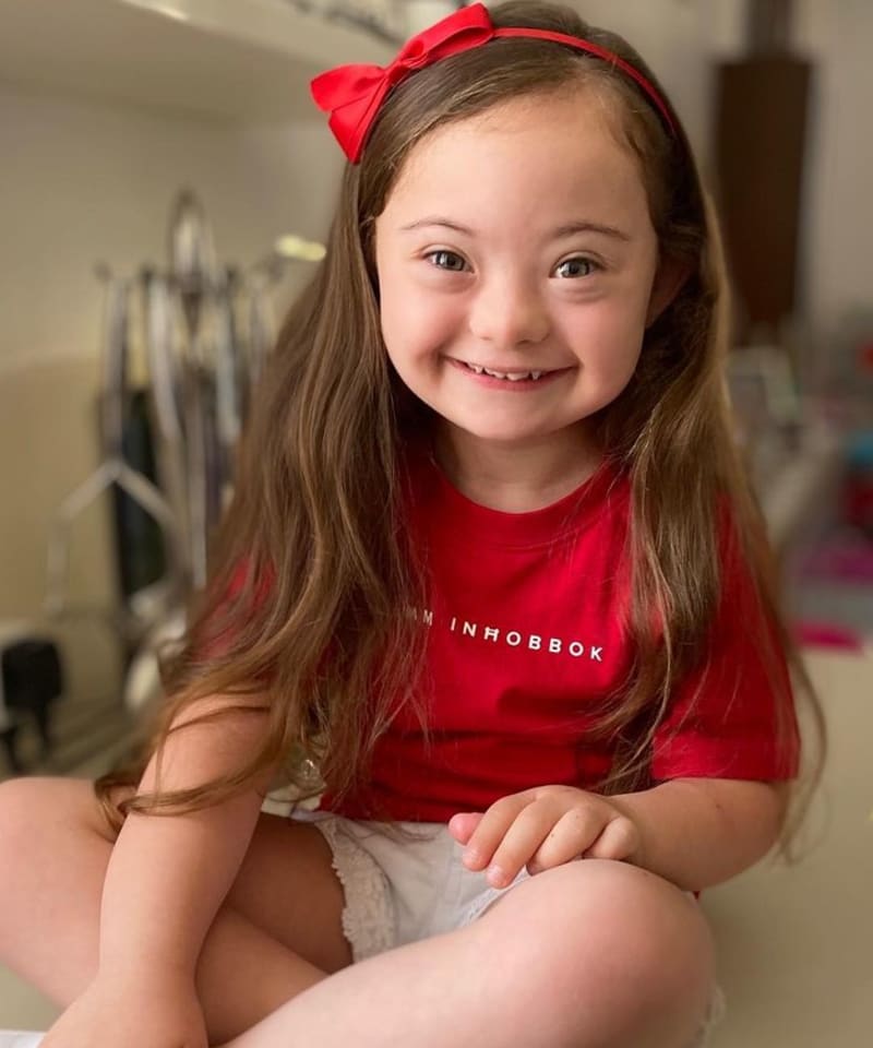 4letá dívka s Downovým syndromem pózuje jako modelka 7
